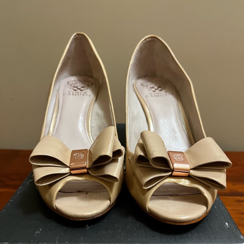 Vince Camuto 8.5 parent leather peep toe wedge heel nude tan bow rose gold
